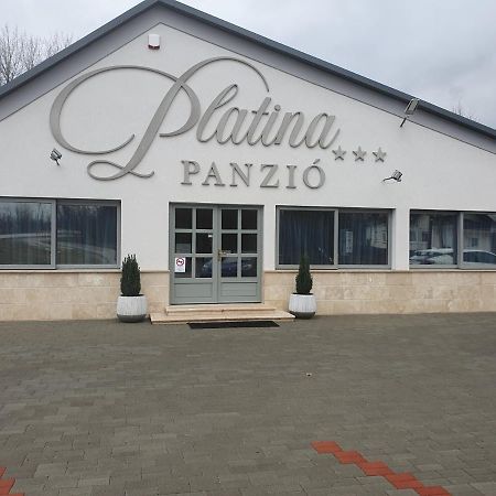 Platina Panzio*** Ujhartyan Exterior photo
