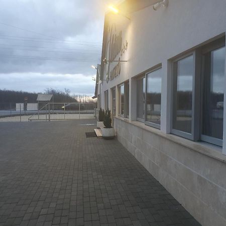Platina Panzio*** Ujhartyan Exterior photo