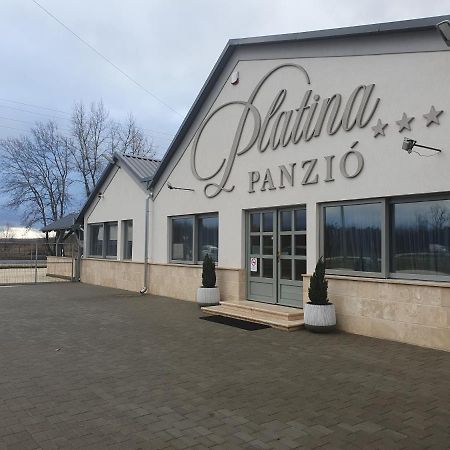 Platina Panzio*** Ujhartyan Exterior photo
