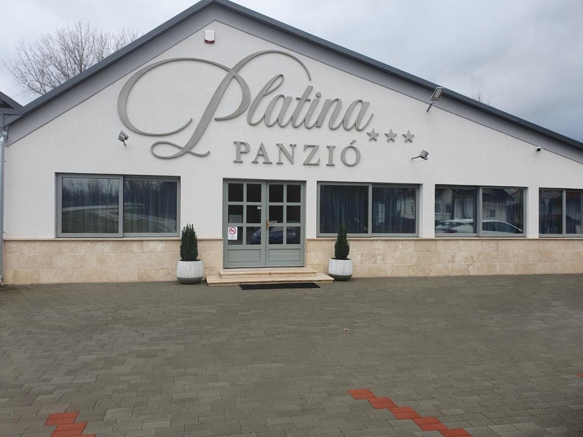 Platina Panzio*** Ujhartyan Exterior photo