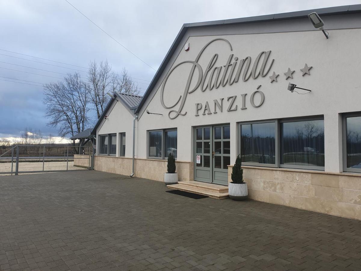 Platina Panzio*** Ujhartyan Exterior photo